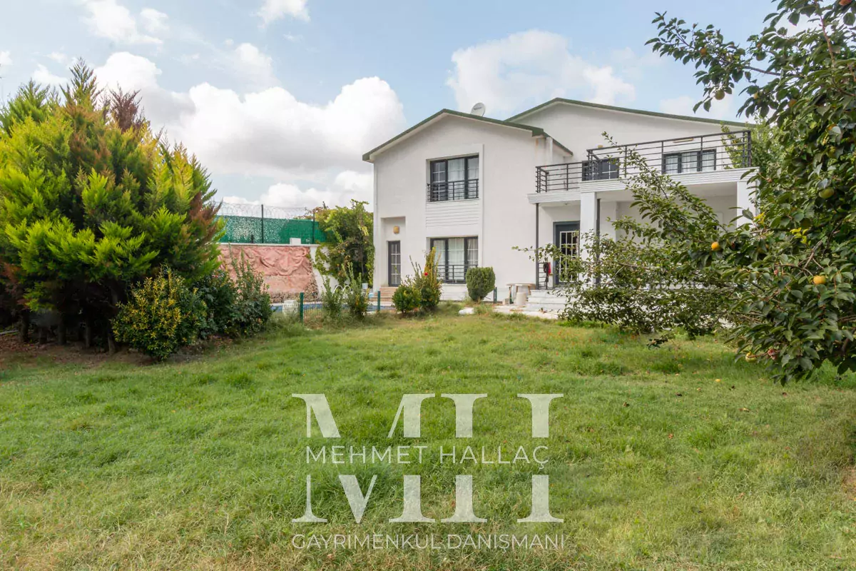 Silivri Büyüksinekli de 1068 m2 Arsa İçinde 7+2 Villa