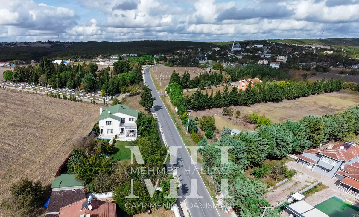 Silivri Büyüksinekli de 1068 m2 Arsa İçinde 7+2 Villa