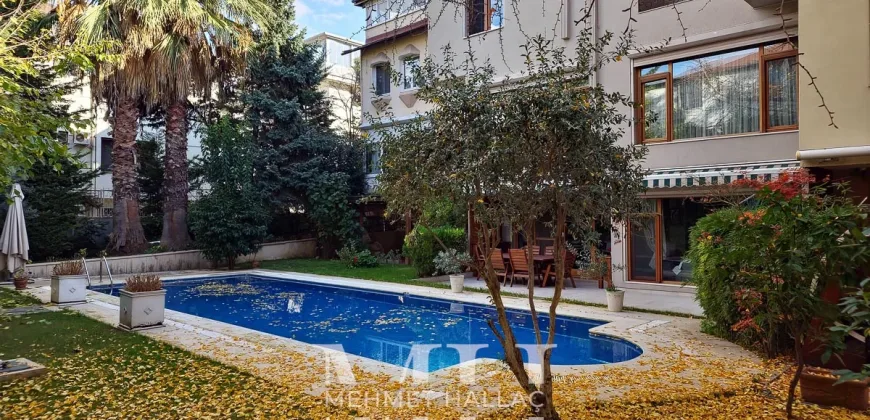 Bakırköy Florya’da Geniş Bahçeli ve Havuzlu 550 m² Lüks Villa