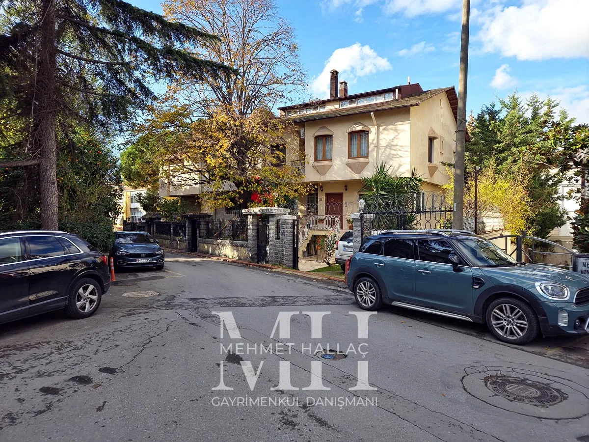 Bakırköy Florya’da Geniş Bahçeli ve Havuzlu 550 m² Lüks Villa