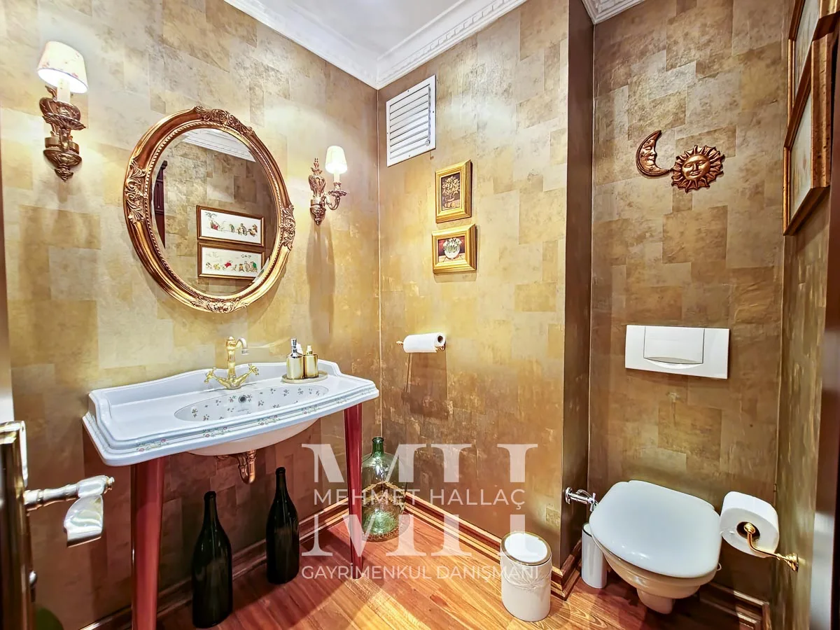 Bakırköy Florya’da Geniş Bahçeli ve Havuzlu 550 m² Lüks Villa