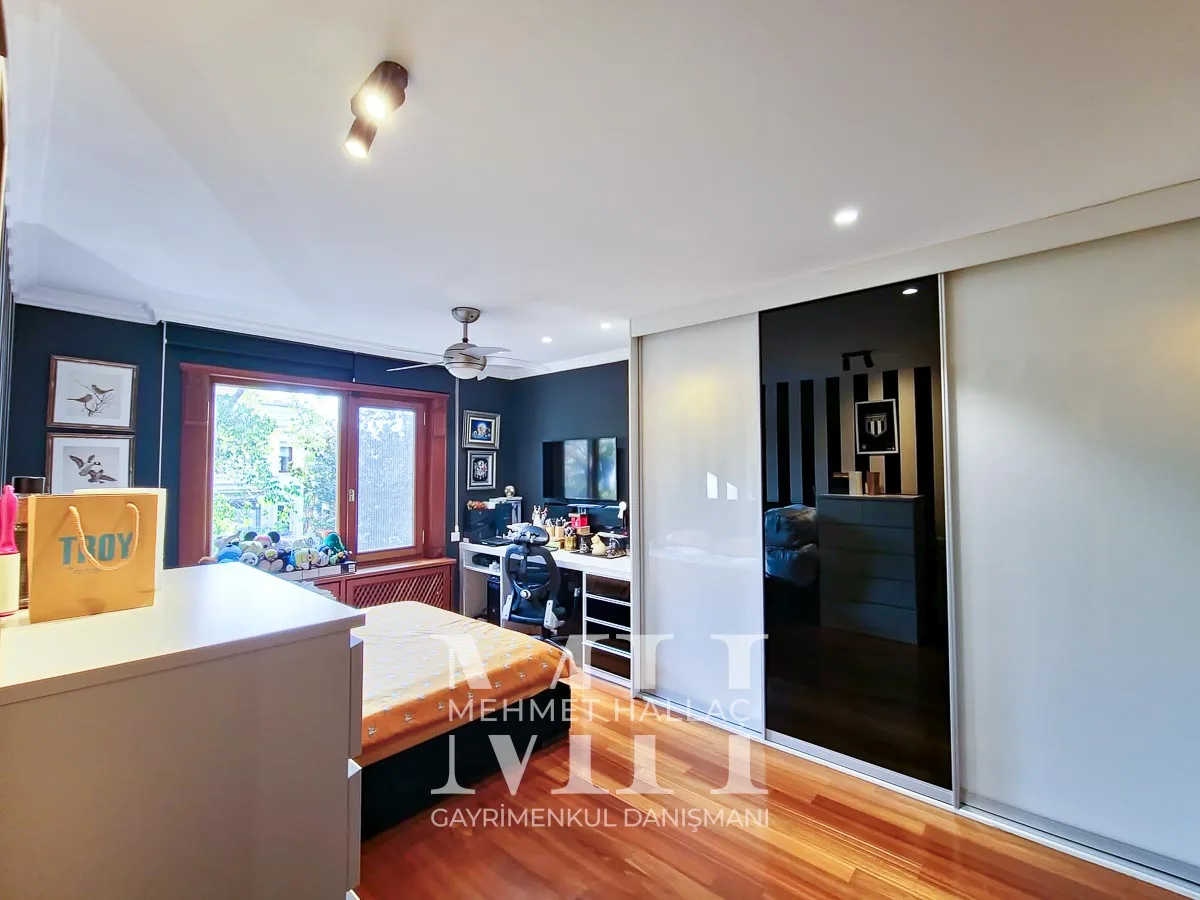 Bakırköy Florya’da Geniş Bahçeli ve Havuzlu 550 m² Lüks Villa