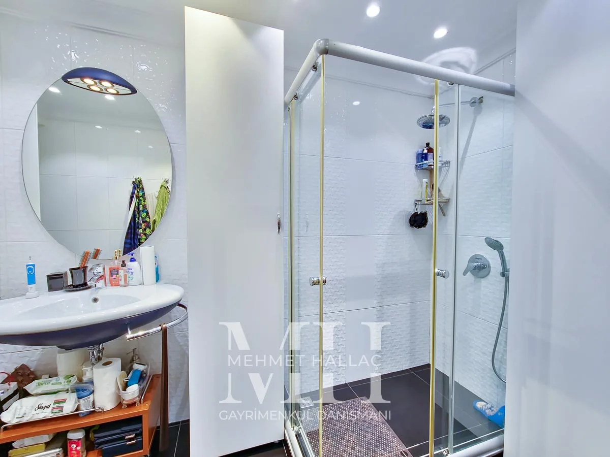 Bakırköy Florya’da Geniş Bahçeli ve Havuzlu 550 m² Lüks Villa