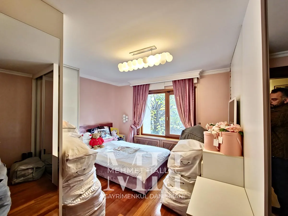 Bakırköy Florya’da Geniş Bahçeli ve Havuzlu 550 m² Lüks Villa