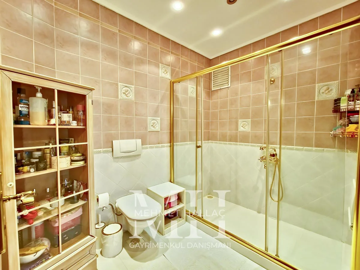 Bakırköy Florya’da Geniş Bahçeli ve Havuzlu 550 m² Lüks Villa