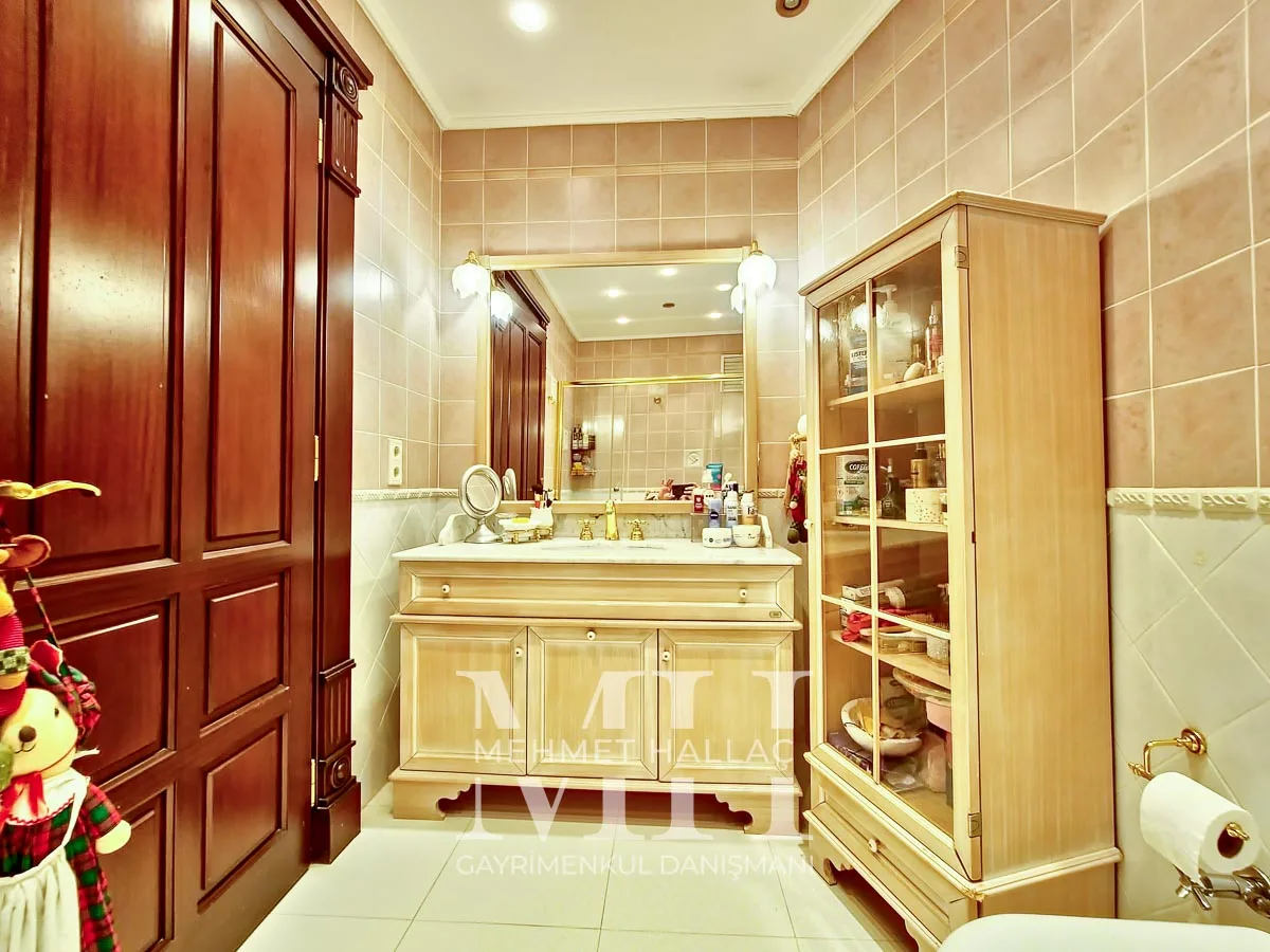 Bakırköy Florya’da Geniş Bahçeli ve Havuzlu 550 m² Lüks Villa