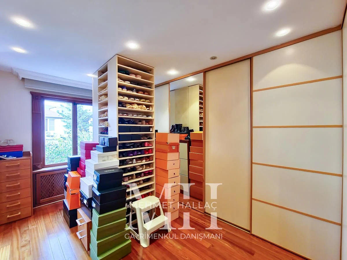 Bakırköy Florya’da Geniş Bahçeli ve Havuzlu 550 m² Lüks Villa