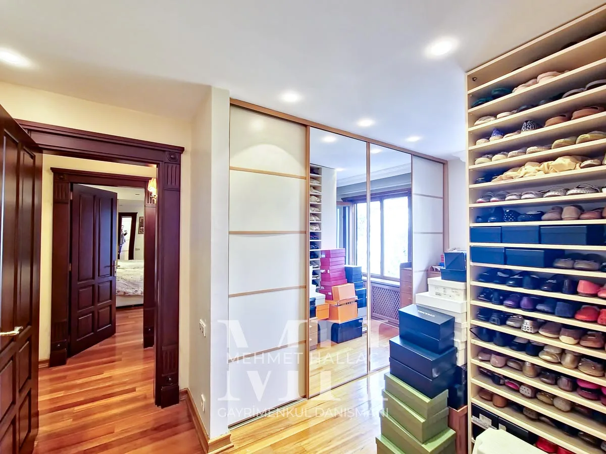 Bakırköy Florya’da Geniş Bahçeli ve Havuzlu 550 m² Lüks Villa