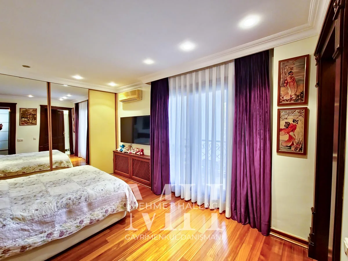 Bakırköy Florya’da Geniş Bahçeli ve Havuzlu 550 m² Lüks Villa