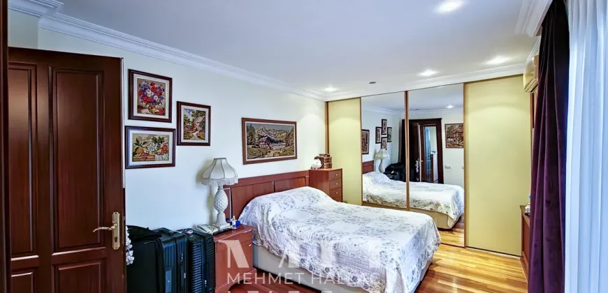 Bakırköy Florya’da Geniş Bahçeli ve Havuzlu 550 m² Lüks Villa