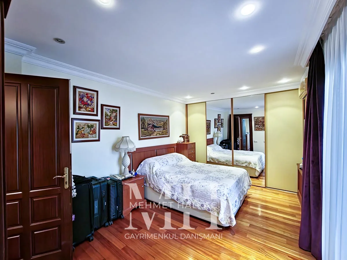 Bakırköy Florya’da Geniş Bahçeli ve Havuzlu 550 m² Lüks Villa