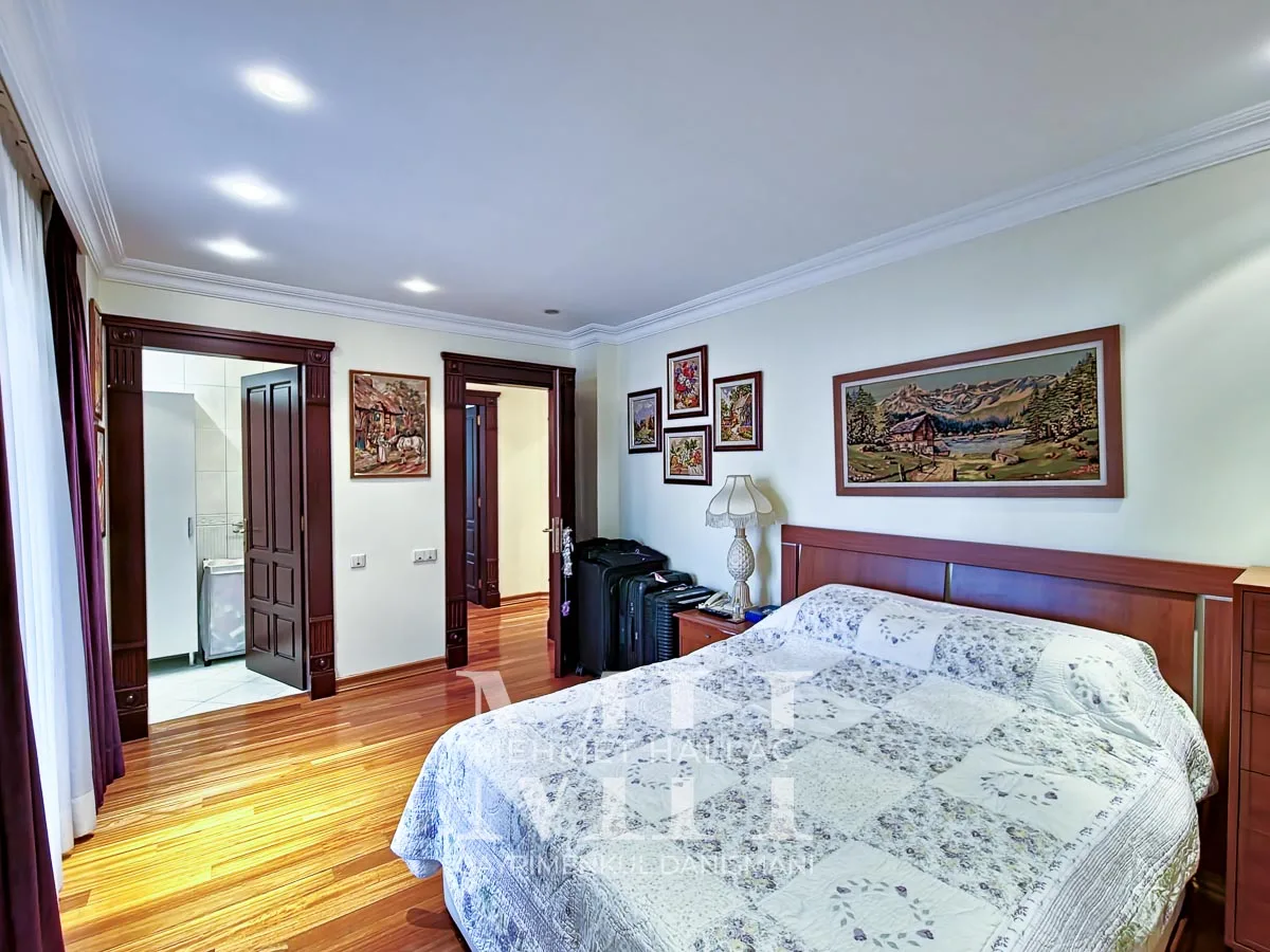 Bakırköy Florya’da Geniş Bahçeli ve Havuzlu 550 m² Lüks Villa