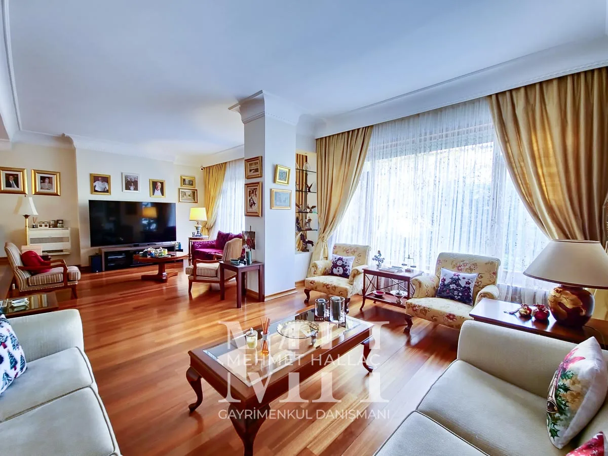 Bakırköy Florya’da Geniş Bahçeli ve Havuzlu 550 m² Lüks Villa