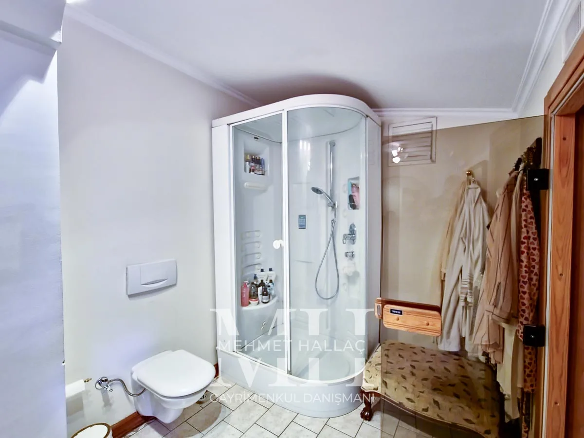 Bakırköy Florya’da Geniş Bahçeli ve Havuzlu 550 m² Lüks Villa