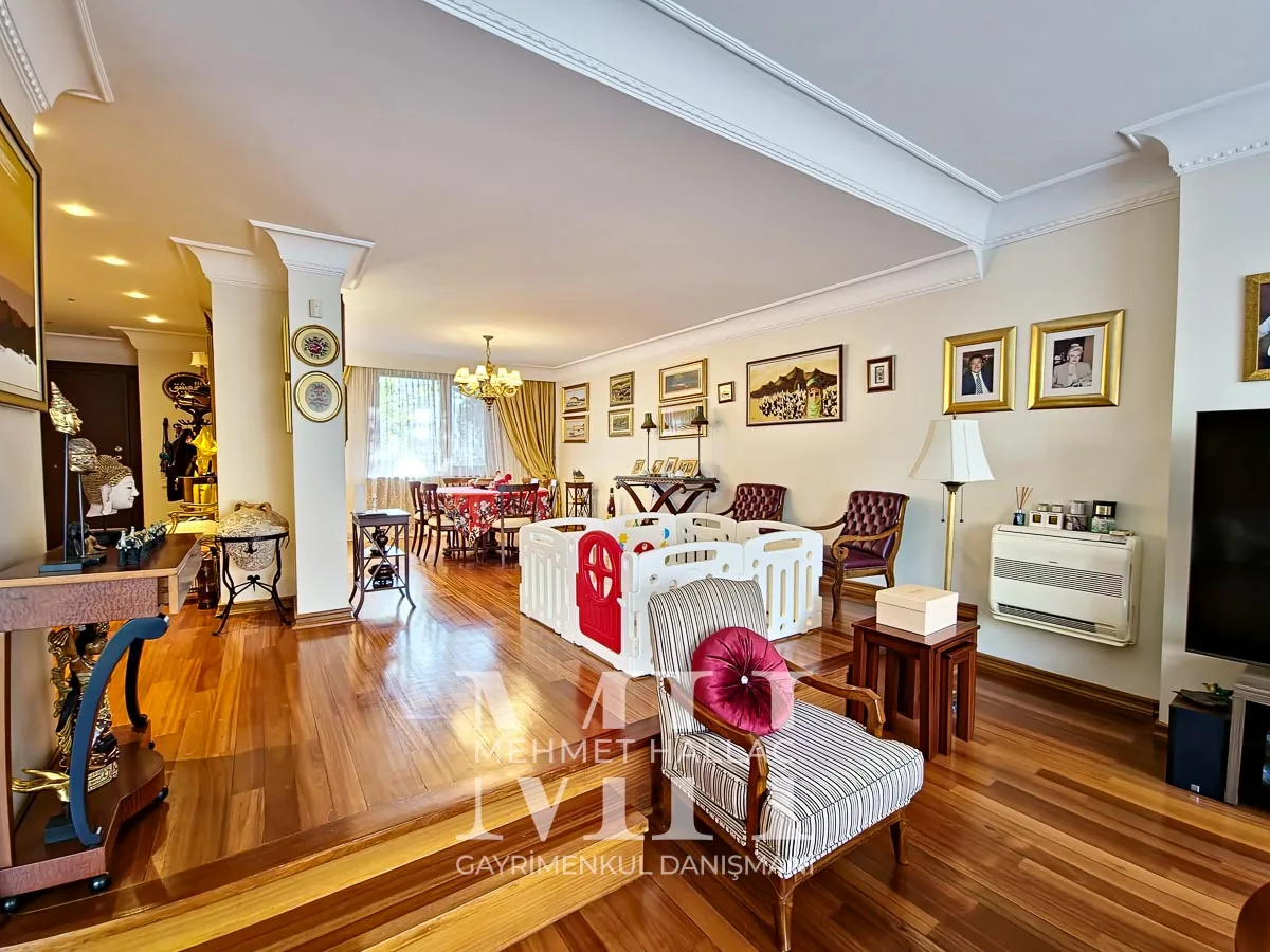 Bakırköy Florya’da Geniş Bahçeli ve Havuzlu 550 m² Lüks Villa