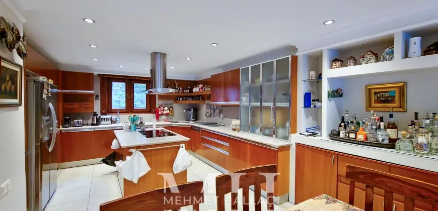 Bakırköy Florya’da Geniş Bahçeli ve Havuzlu 550 m² Lüks Villa