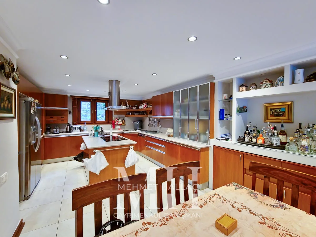 Bakırköy Florya’da Geniş Bahçeli ve Havuzlu 550 m² Lüks Villa