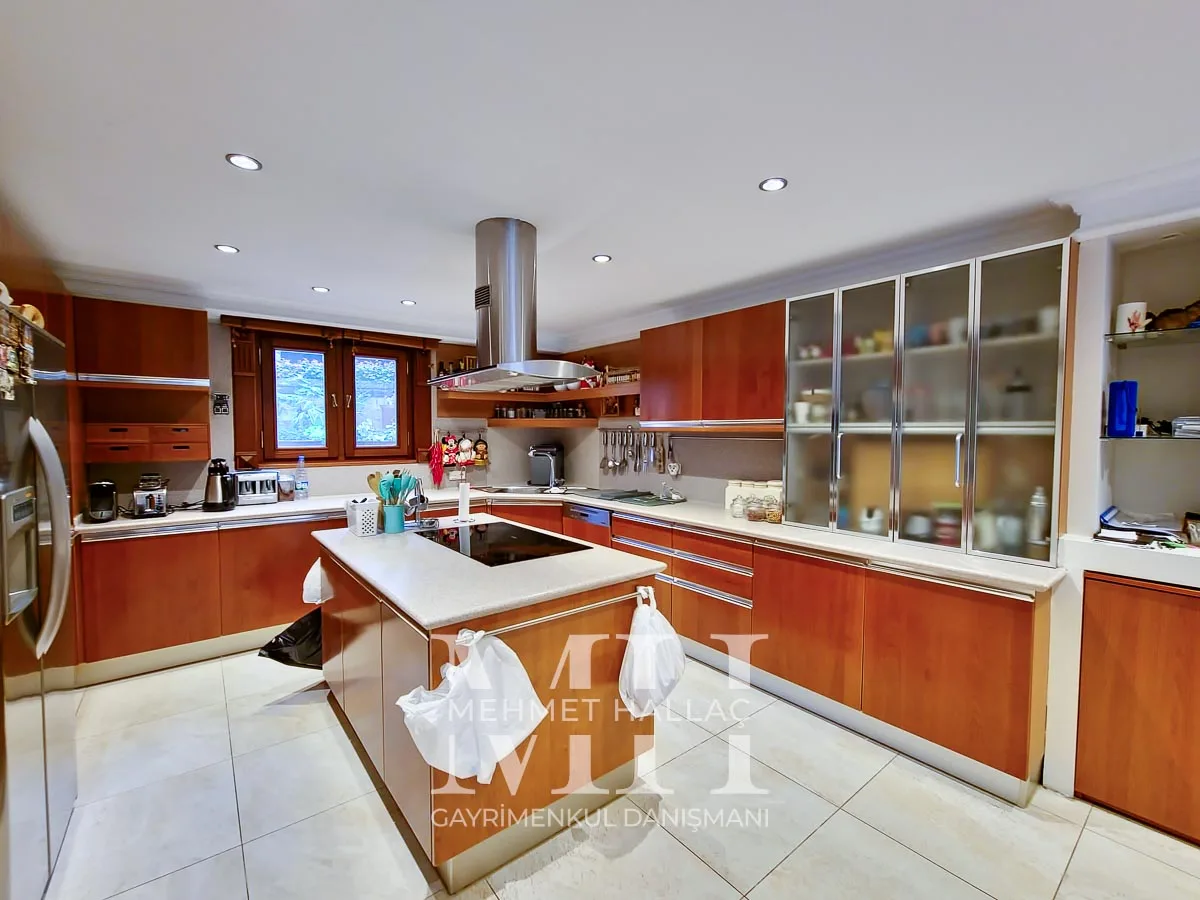 Bakırköy Florya’da Geniş Bahçeli ve Havuzlu 550 m² Lüks Villa