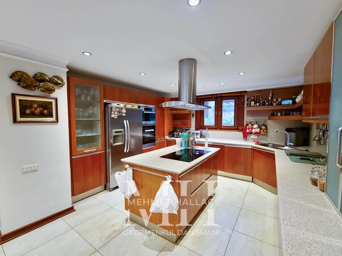 Bakırköy Florya’da Geniş Bahçeli ve Havuzlu 550 m² Lüks Villa