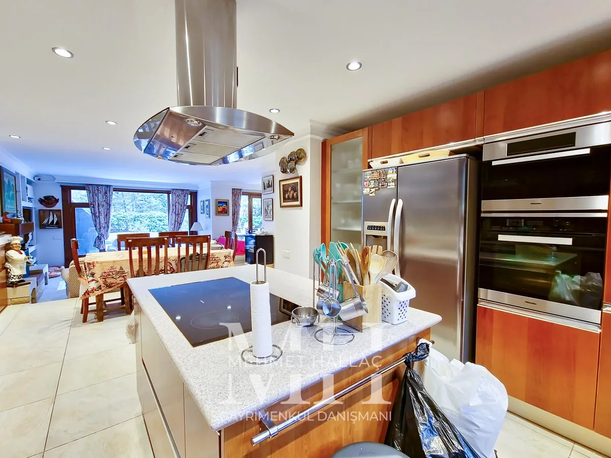 Bakırköy Florya’da Geniş Bahçeli ve Havuzlu 550 m² Lüks Villa