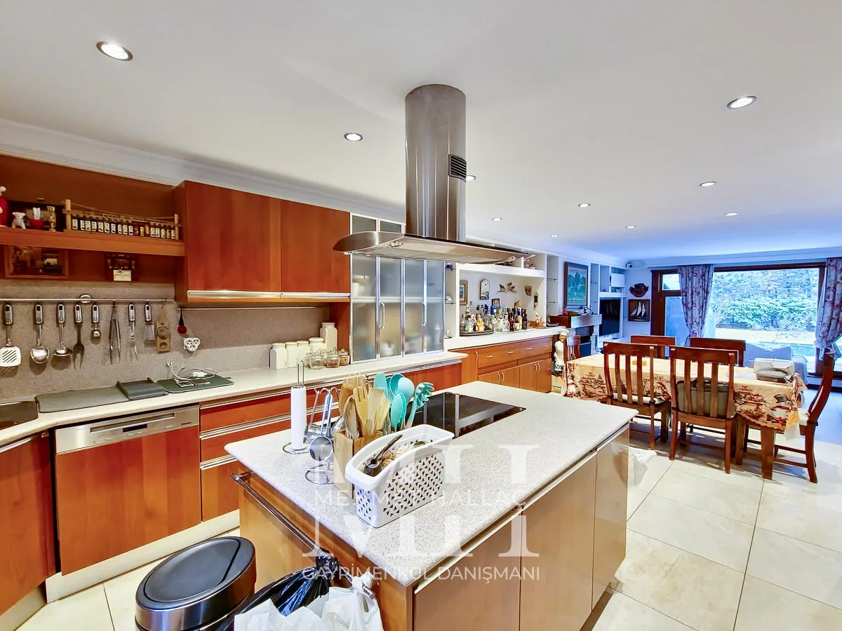 Bakırköy Florya’da Geniş Bahçeli ve Havuzlu 550 m² Lüks Villa