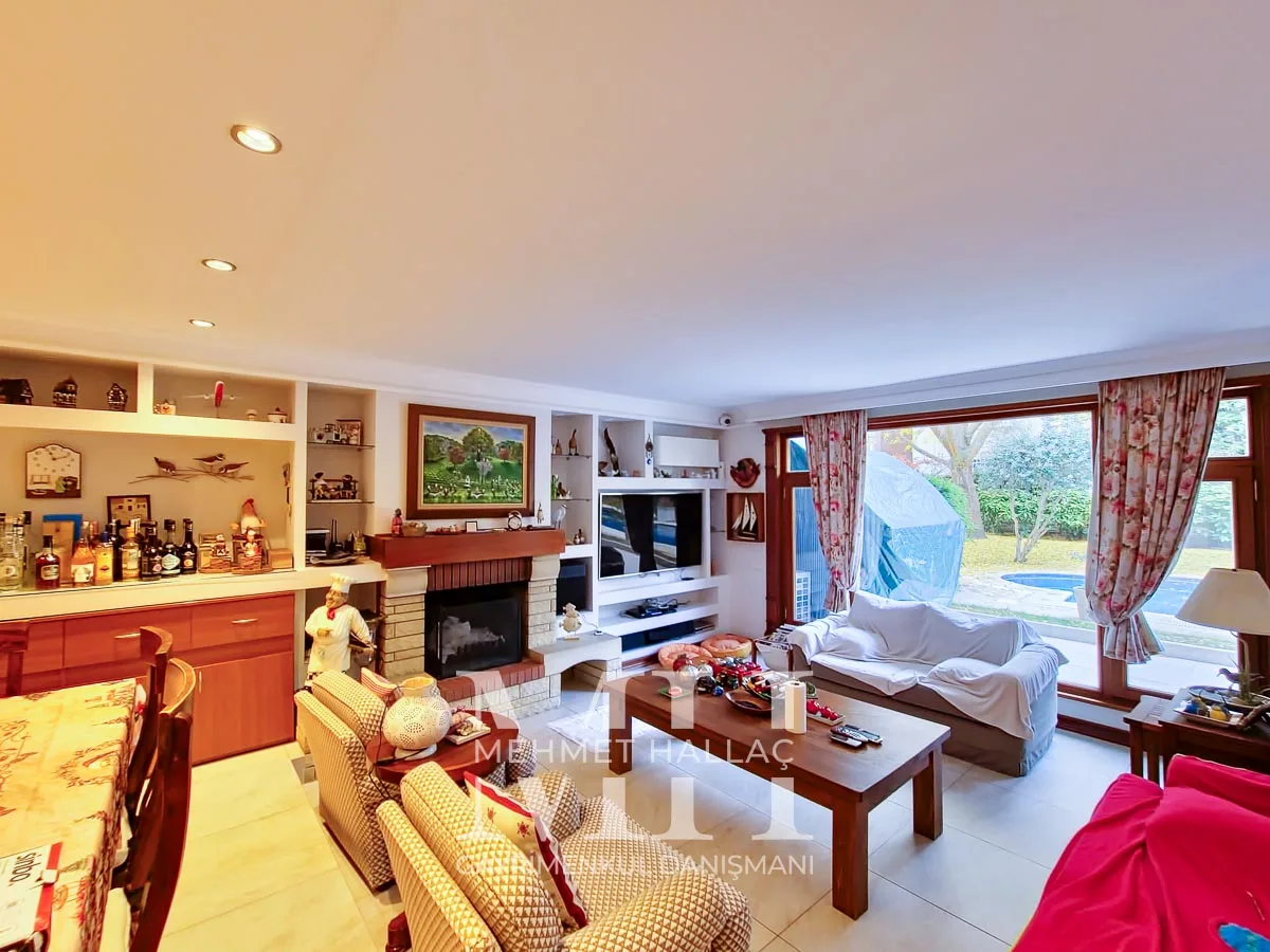 Bakırköy Florya’da Geniş Bahçeli ve Havuzlu 550 m² Lüks Villa