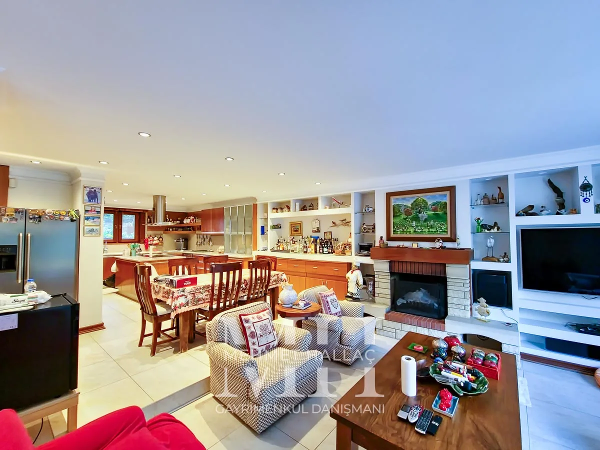 Bakırköy Florya’da Geniş Bahçeli ve Havuzlu 550 m² Lüks Villa