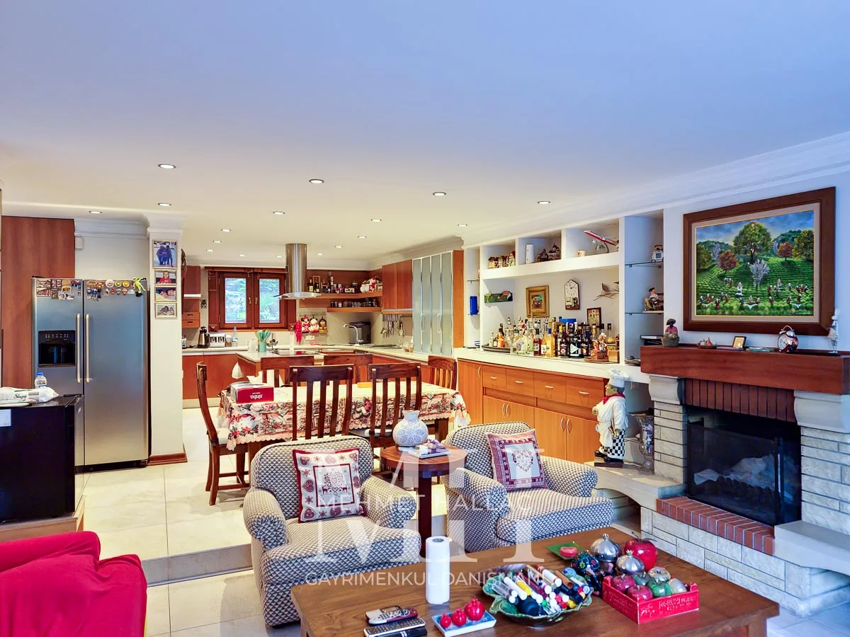 Bakırköy Florya’da Geniş Bahçeli ve Havuzlu 550 m² Lüks Villa