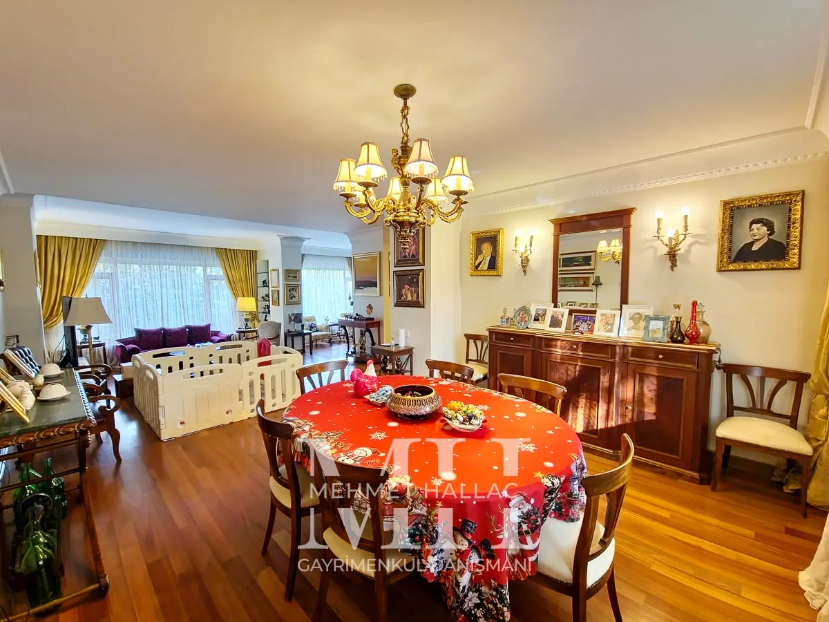 Bakırköy Florya’da Geniş Bahçeli ve Havuzlu 550 m² Lüks Villa