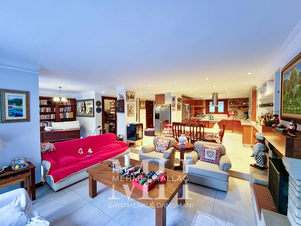 Bakırköy Florya’da Geniş Bahçeli ve Havuzlu 550 m² Lüks Villa