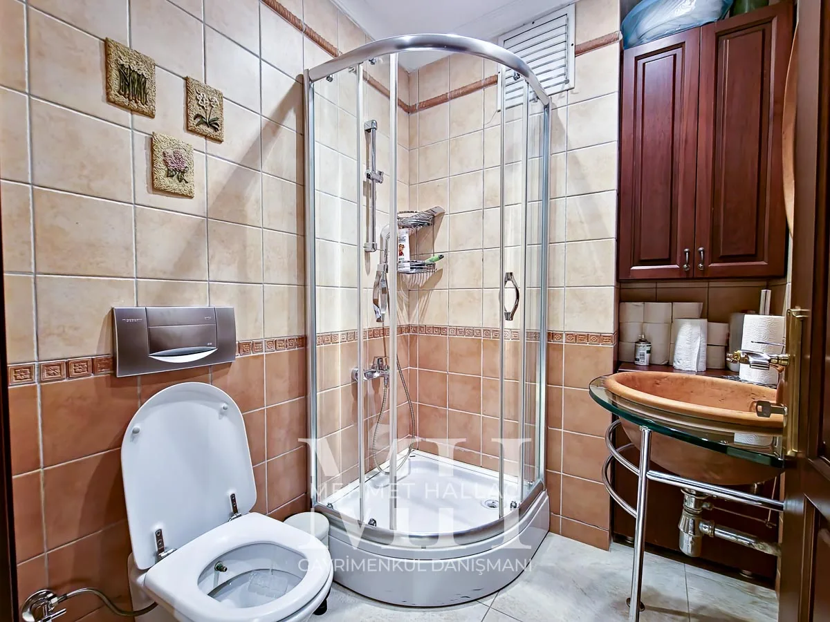 Bakırköy Florya’da Geniş Bahçeli ve Havuzlu 550 m² Lüks Villa