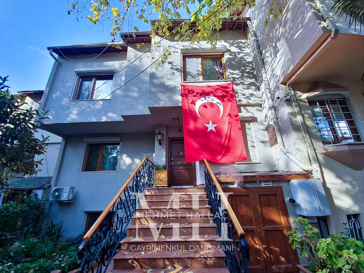 Bakırköy Florya’da Geniş Bahçeli ve Havuzlu 550 m² Lüks Villa