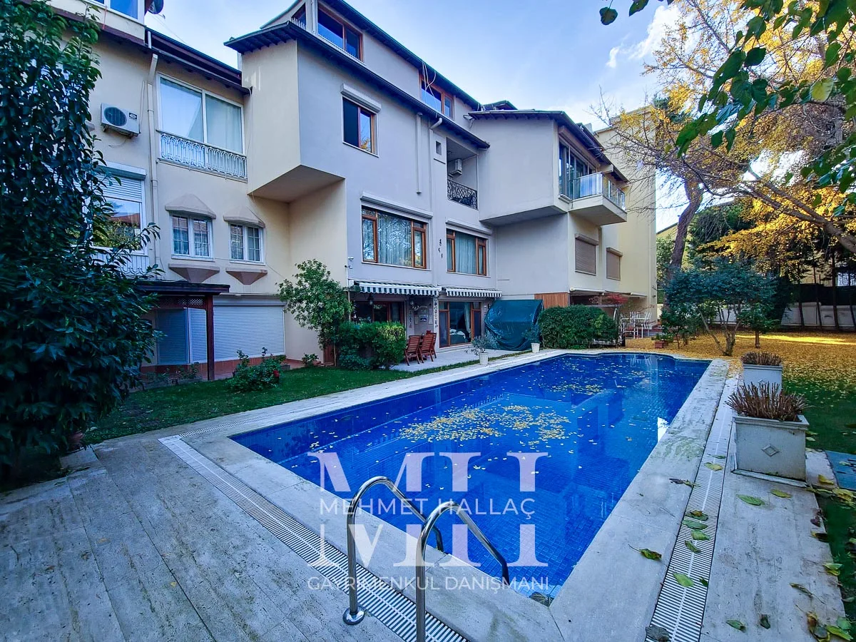 Bakırköy Florya’da Geniş Bahçeli ve Havuzlu 550 m² Lüks Villa