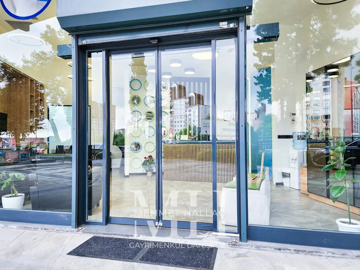 Beylikdüzüde E-5 Cephe 253 m2 Satılık Dükkan