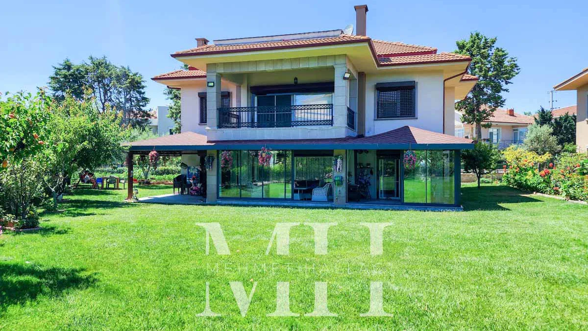 Silivri Gümüşyaka’da Denize Sıfır, Özel Kumsallı Sitede Satılık Villa