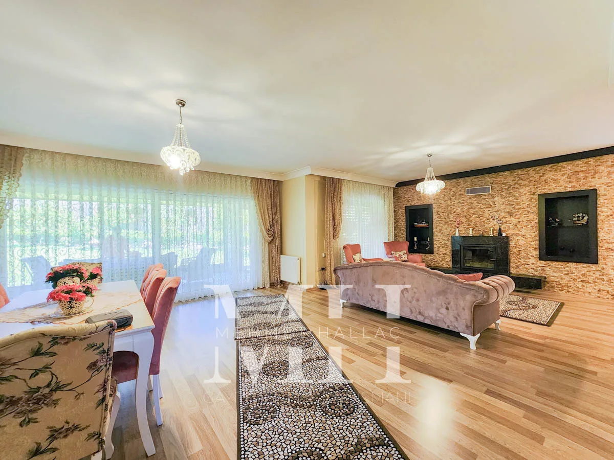 Silivri Gümüşyaka’da Denize Sıfır, Özel Kumsallı Sitede Satılık Villa