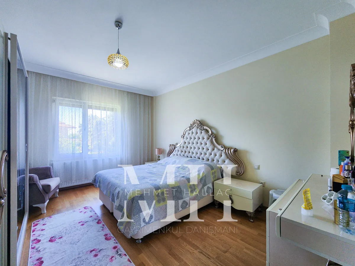 Silivri Gümüşyaka’da Denize Sıfır, Özel Kumsallı Sitede Satılık Villa