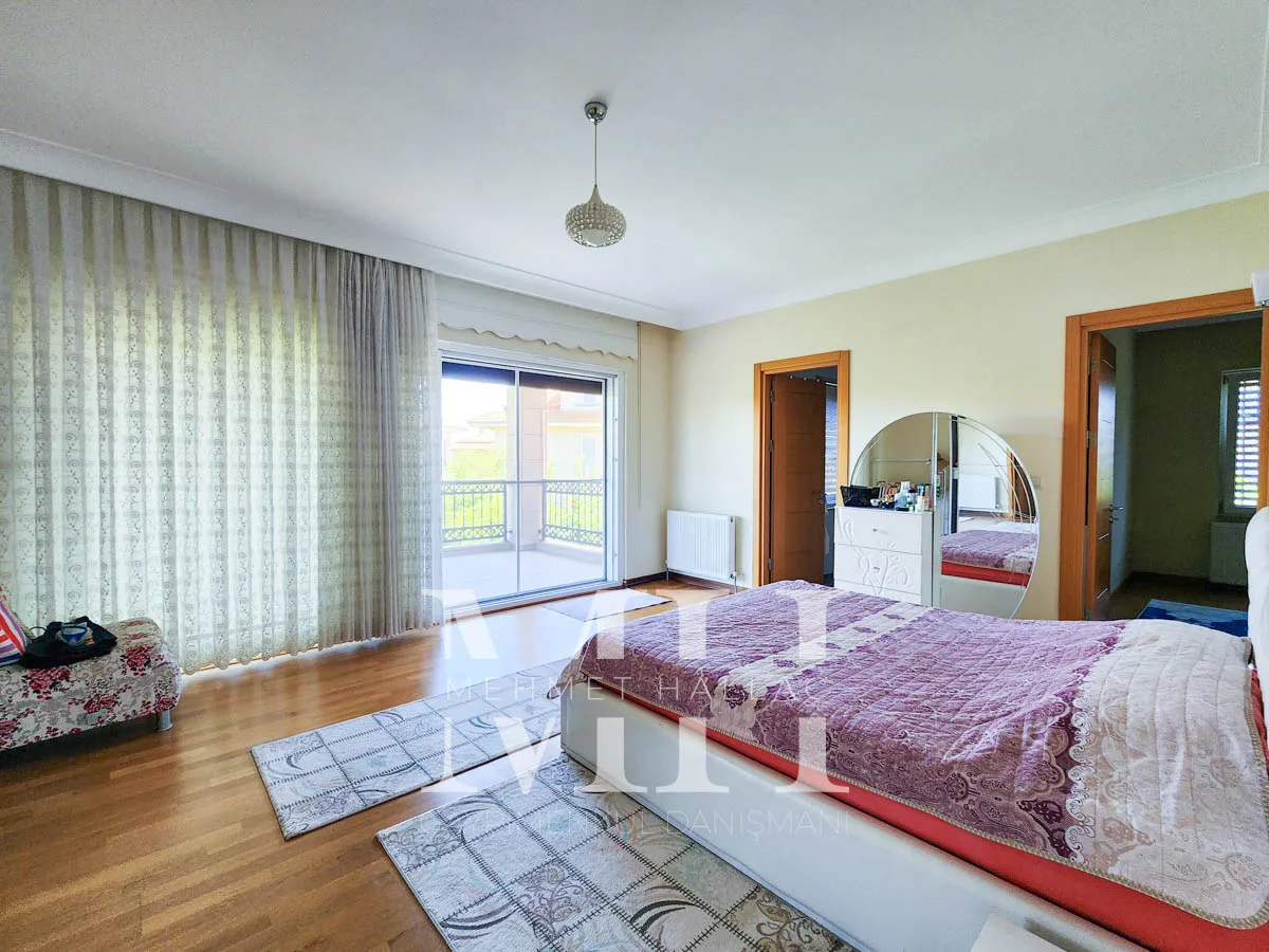 Silivri Gümüşyaka’da Denize Sıfır, Özel Kumsallı Sitede Satılık Villa