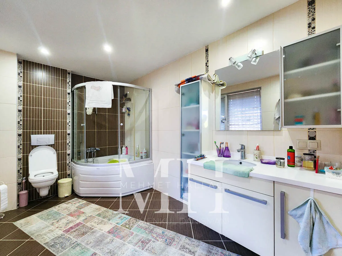 Silivri Gümüşyaka’da Denize Sıfır, Özel Kumsallı Sitede Satılık Villa