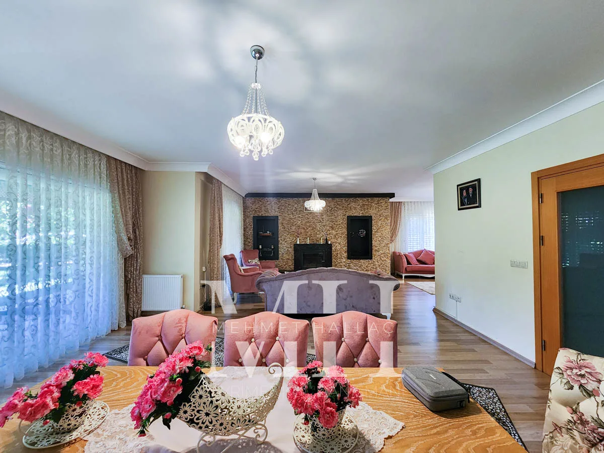 Silivri Gümüşyaka’da Denize Sıfır, Özel Kumsallı Sitede Satılık Villa