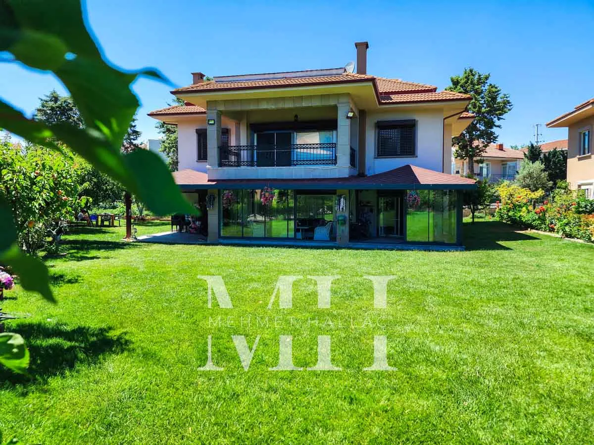 Silivri Gümüşyaka’da Denize Sıfır, Özel Kumsallı Sitede Satılık Villa