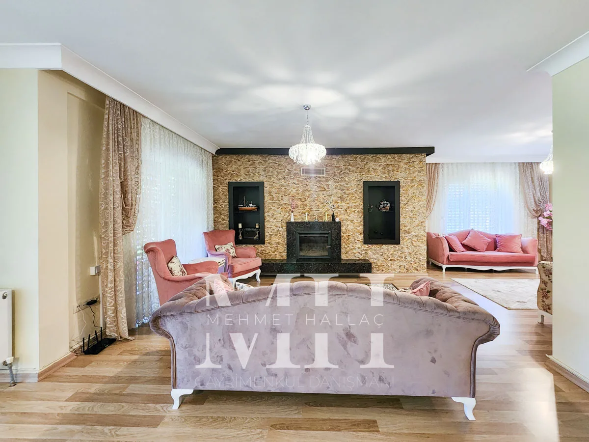 Silivri Gümüşyaka’da Denize Sıfır, Özel Kumsallı Sitede Satılık Villa