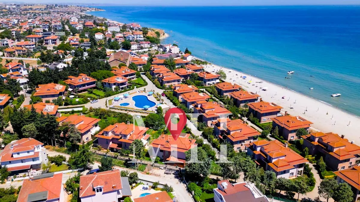 Silivri Gümüşyaka’da Denize Sıfır, Özel Kumsallı Sitede Satılık Villa