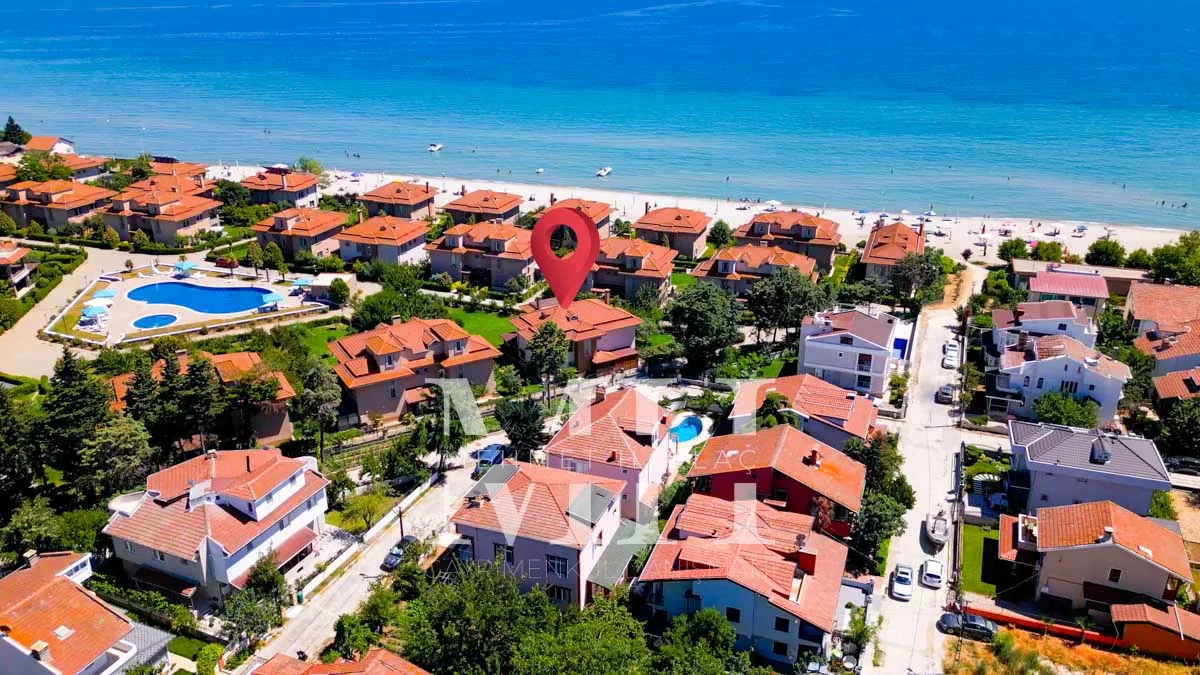 Silivri Gümüşyaka’da Denize Sıfır, Özel Kumsallı Sitede Satılık Villa