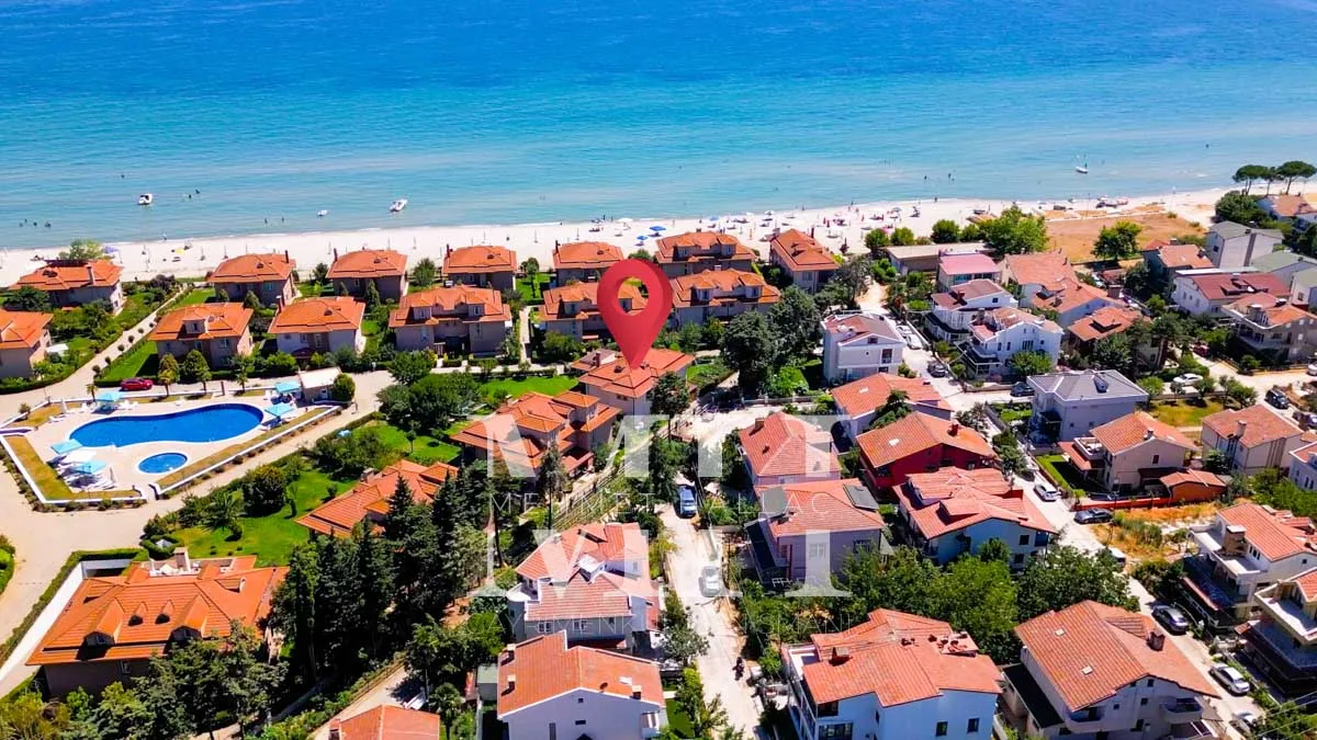 Silivri Gümüşyaka’da Denize Sıfır, Özel Kumsallı Sitede Satılık Villa