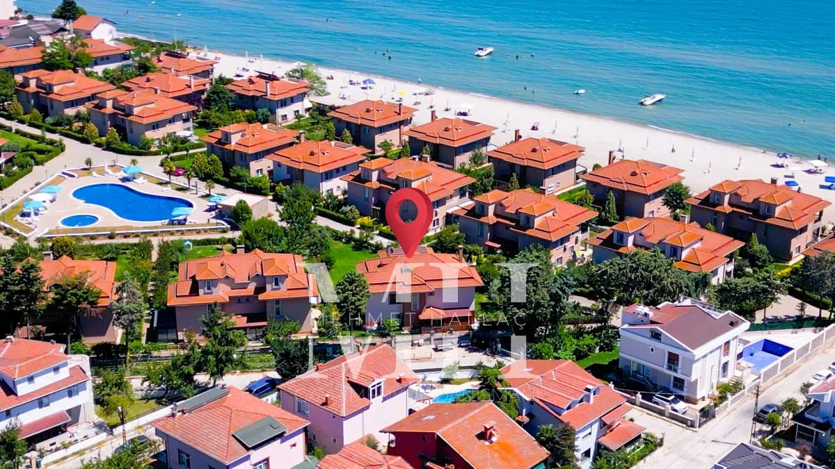 Silivri Gümüşyaka’da Denize Sıfır, Özel Kumsallı Sitede Satılık Villa