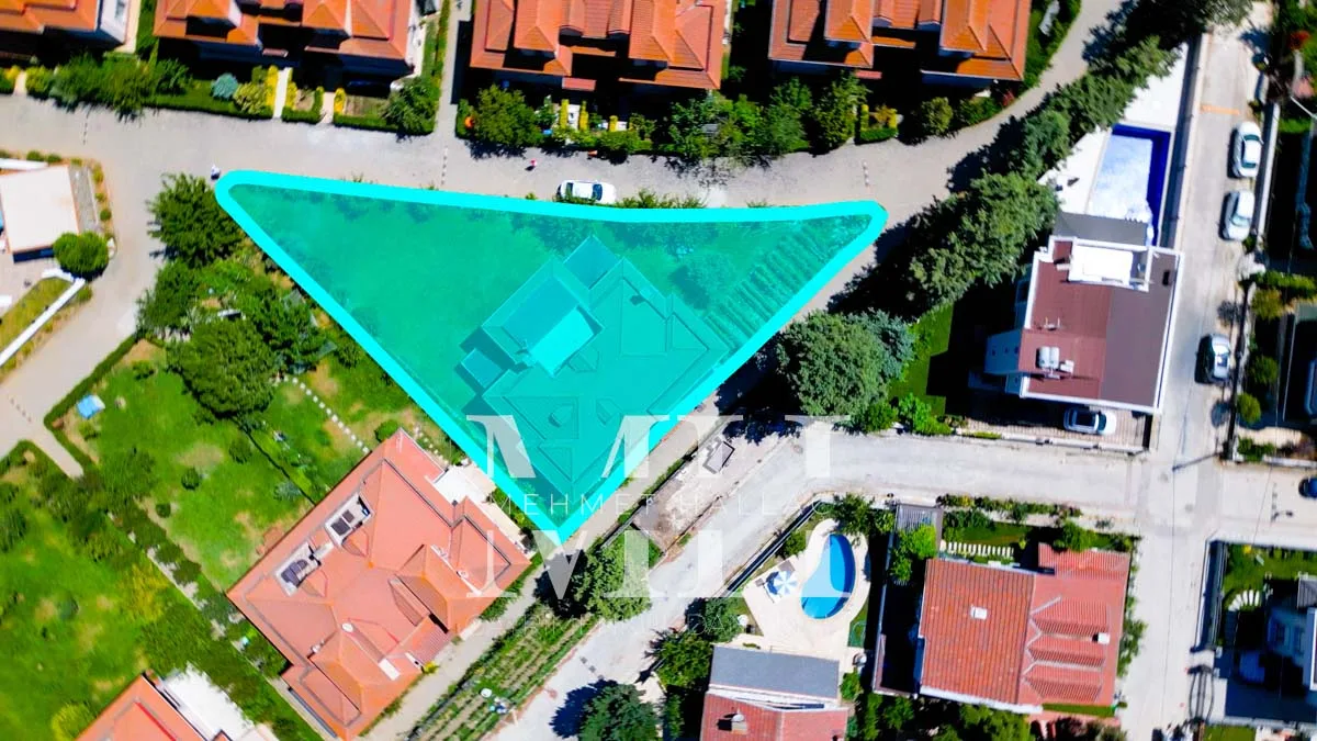 Silivri Gümüşyaka’da Denize Sıfır, Özel Kumsallı Sitede Satılık Villa