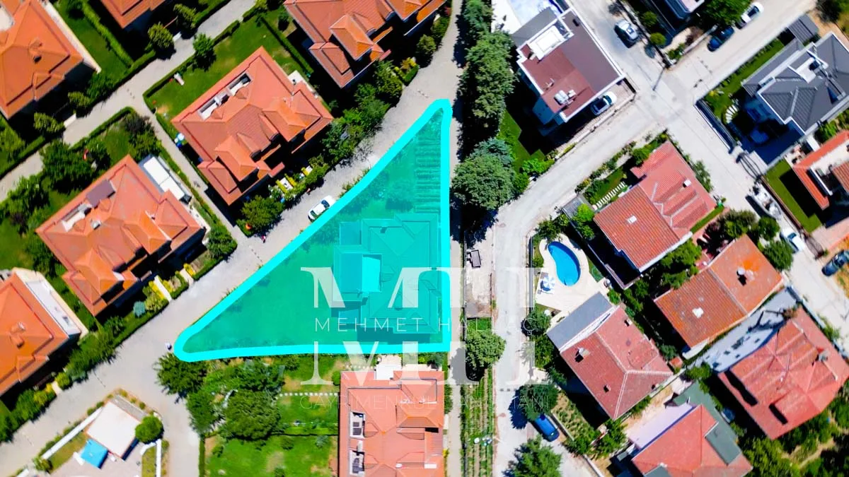 Silivri Gümüşyaka’da Denize Sıfır, Özel Kumsallı Sitede Satılık Villa