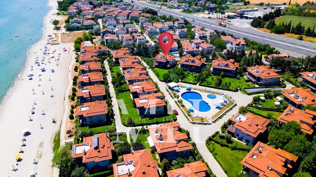 Silivri Gümüşyaka’da Denize Sıfır, Özel Kumsallı Sitede Satılık Villa