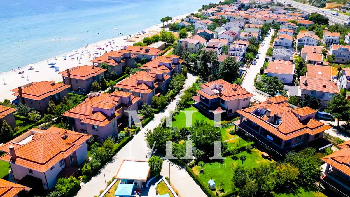 Silivri Gümüşyaka’da Denize Sıfır, Özel Kumsallı Sitede Satılık Villa